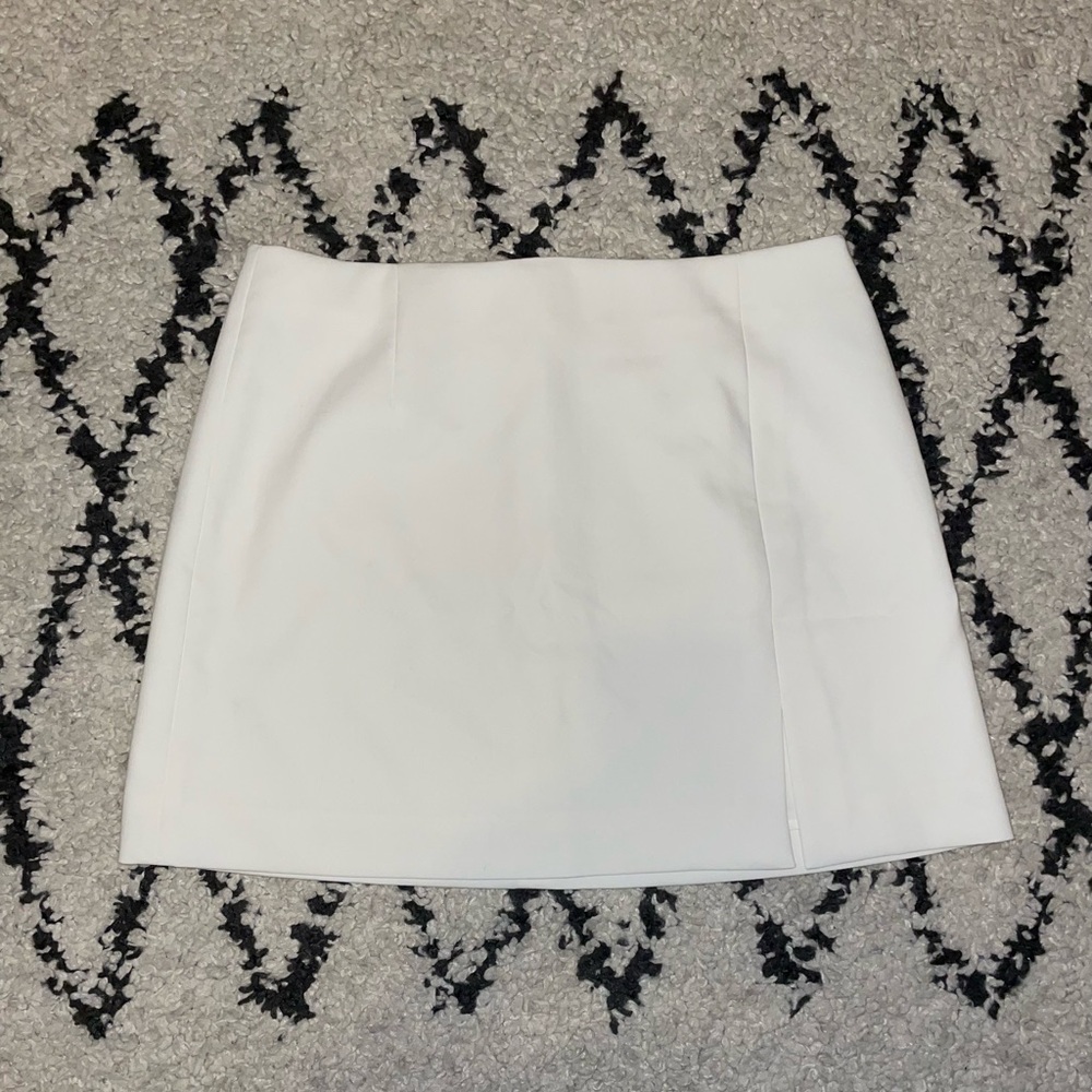 Uniqlo mini skirt size Medium. New with no tag.